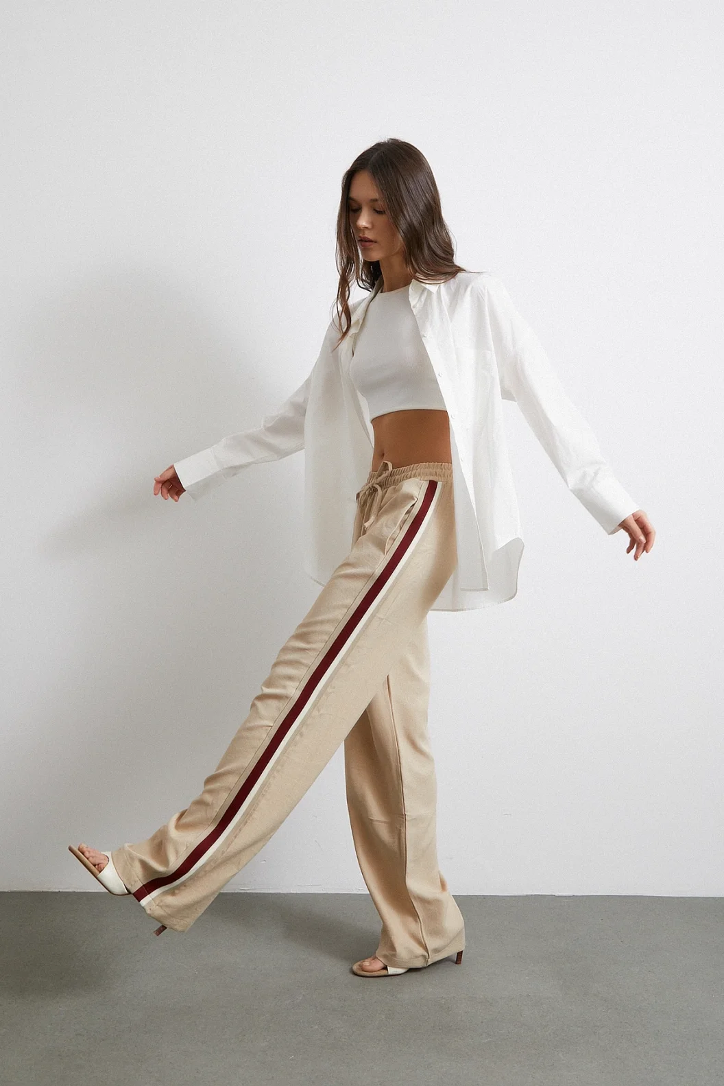 بنطلون ذو مزيج مطاطي بخصر مزدوج بلون بيج