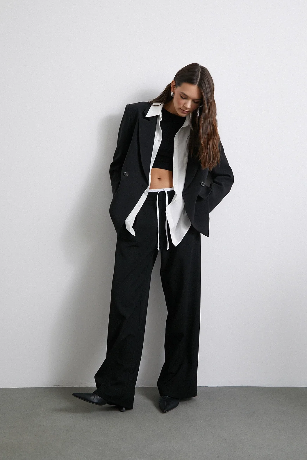 بنطلون نسائي أسود مع سحّاب وجيوب