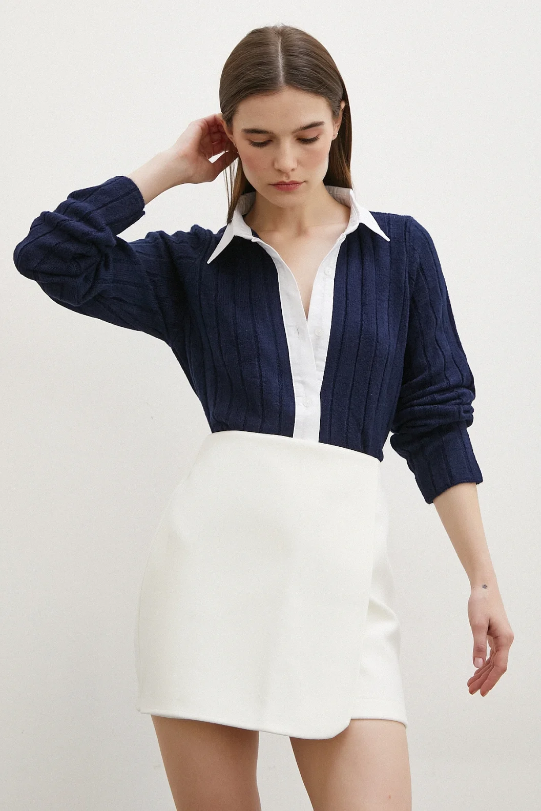 قميص ياقة حريرية أزرق داكن