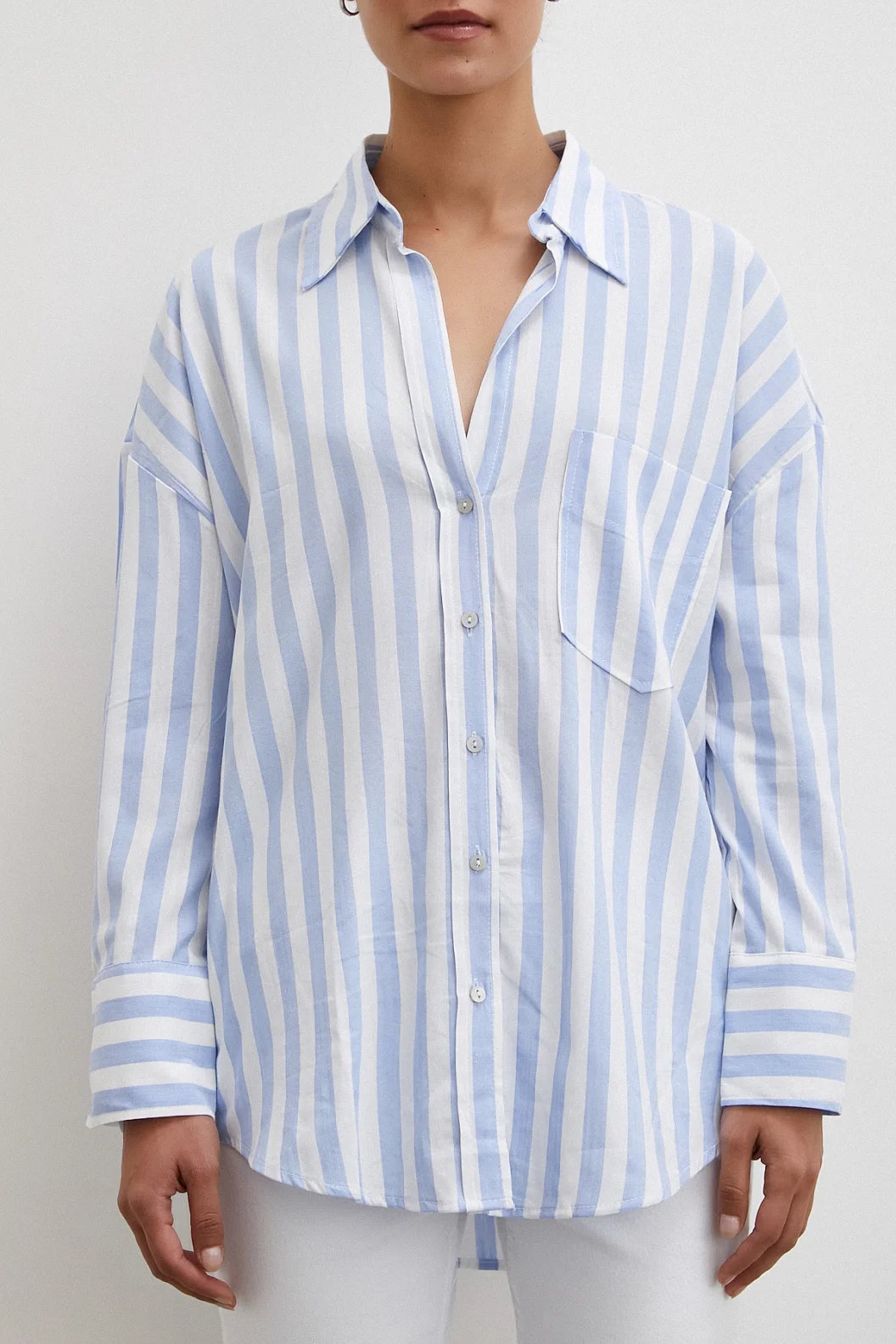 قميص كتان كبير الحجم بجيب أزرق