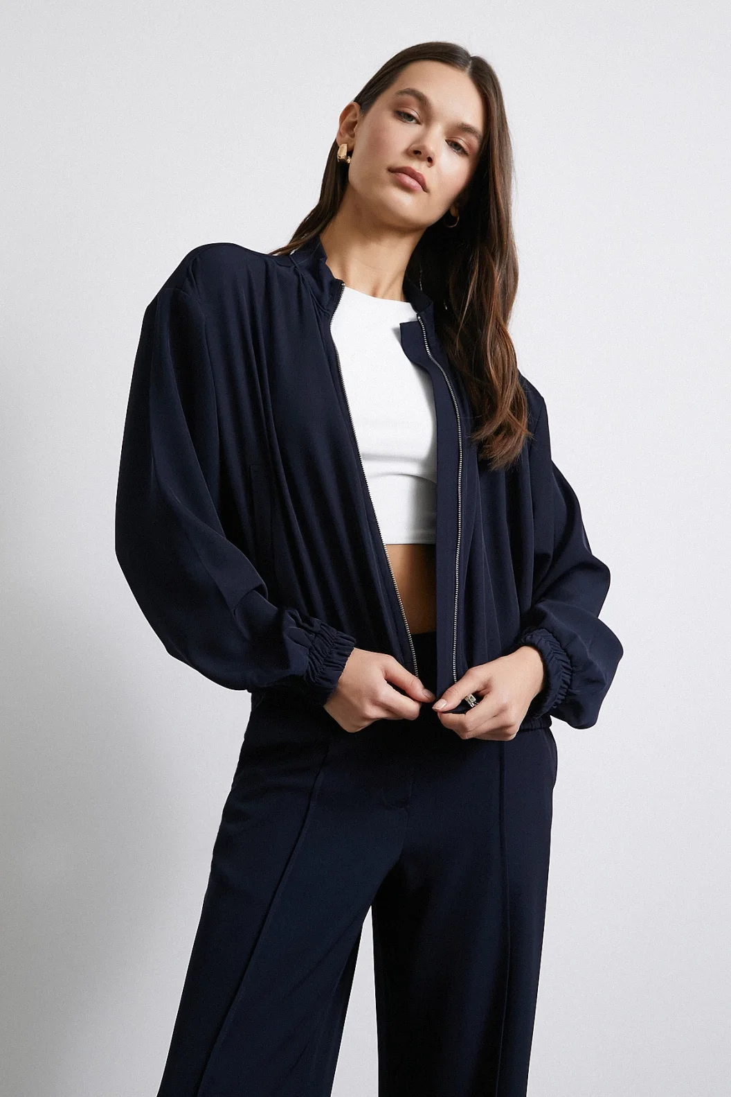 جاكيت قنبلة لونه أزرق غامق