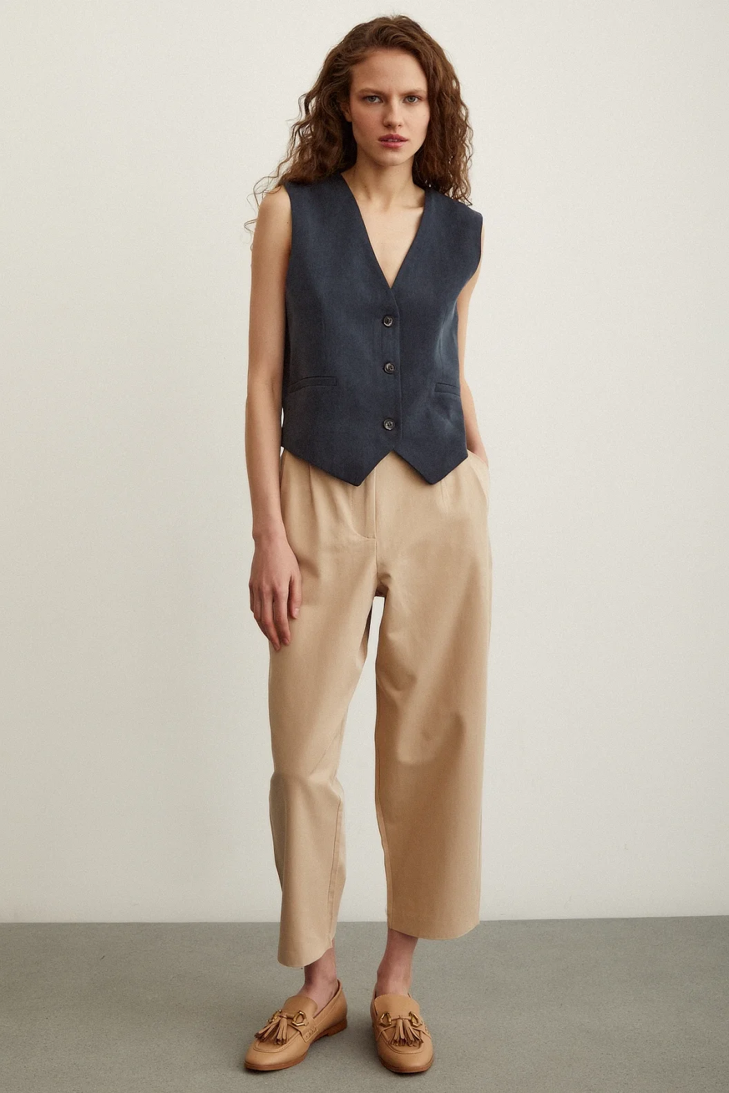 السروال متعدد الجيوب الأمامية بلون البيج