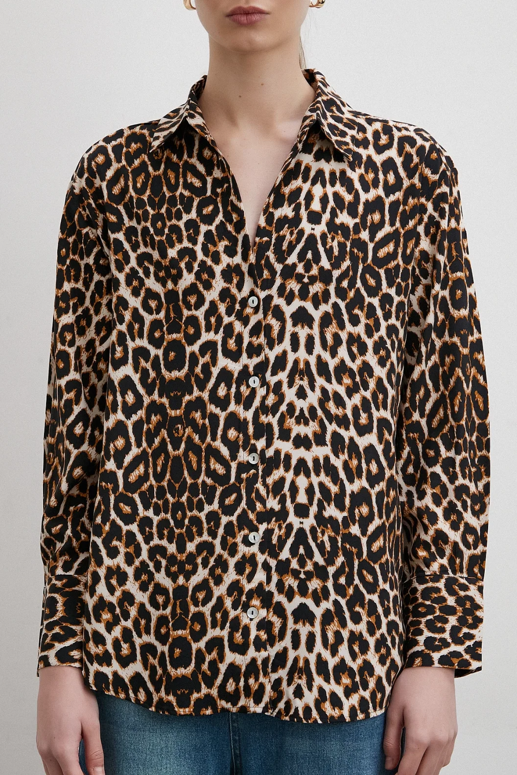 قميص فيسكوز بنمط فهد أسود