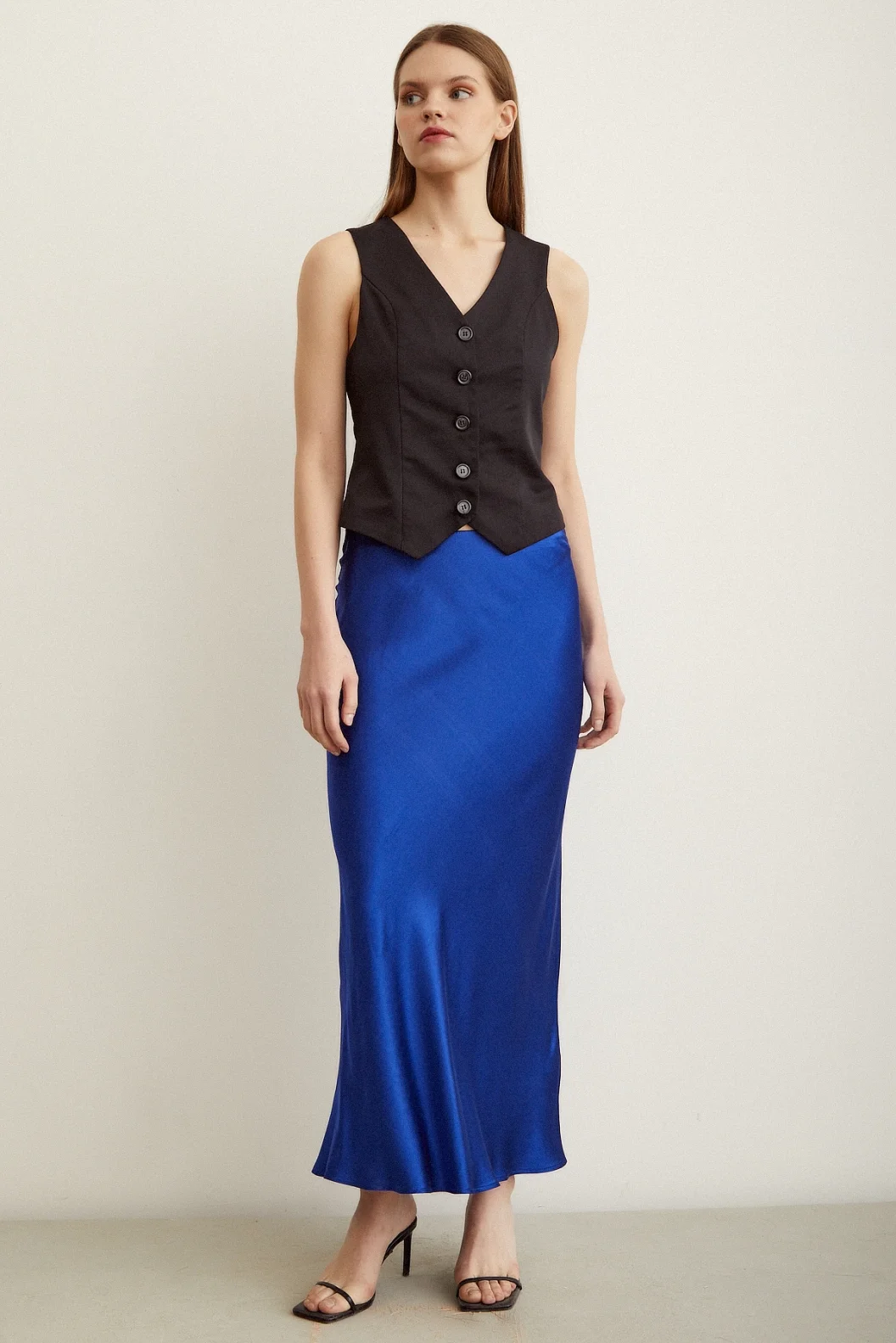 Verev Saten تنورة لونها أزرق داكن