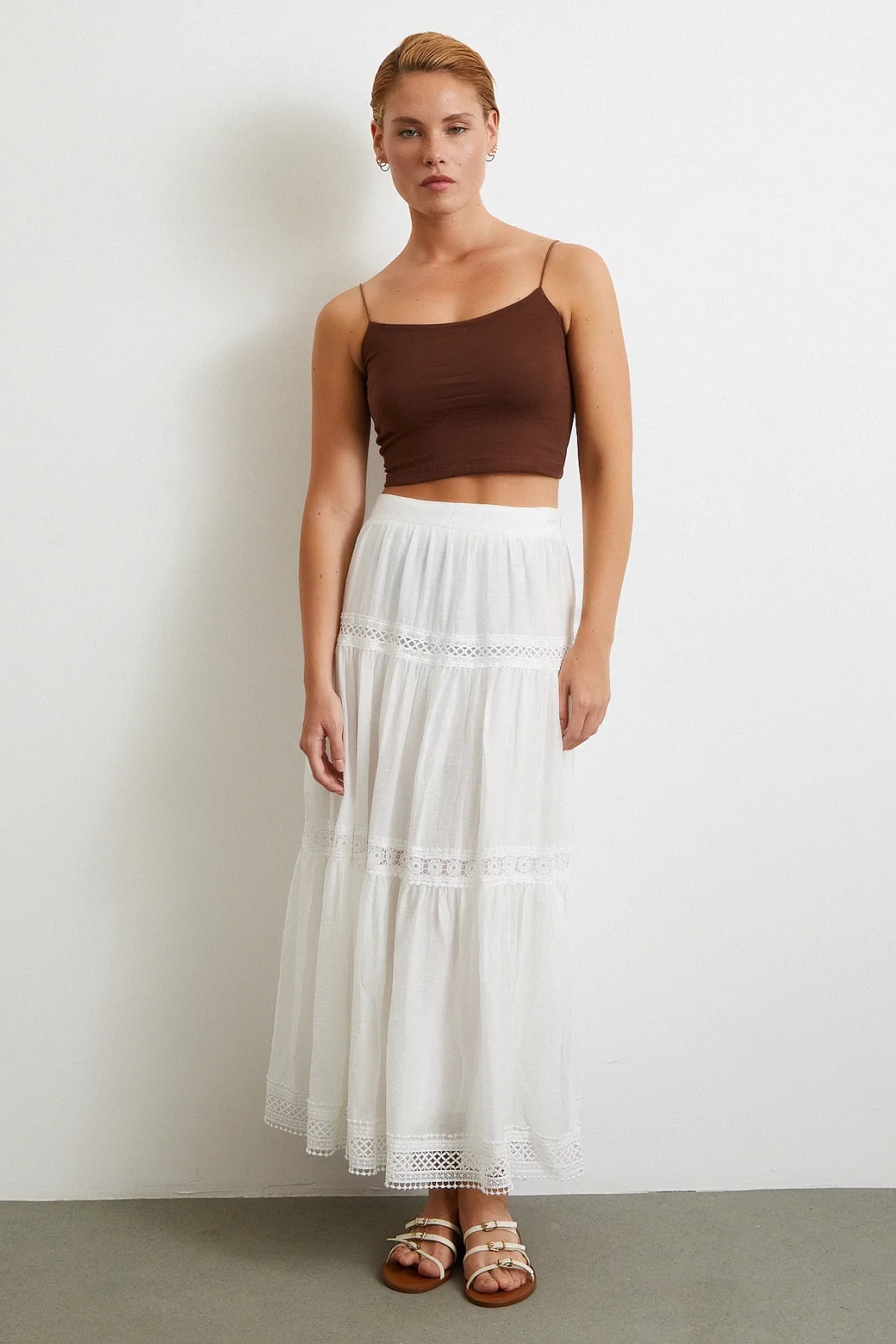 التنورة القصيرة القماشية البيضاء