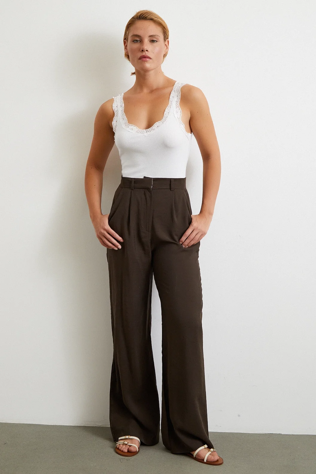 قميص أبيض بحمالات دانتيل