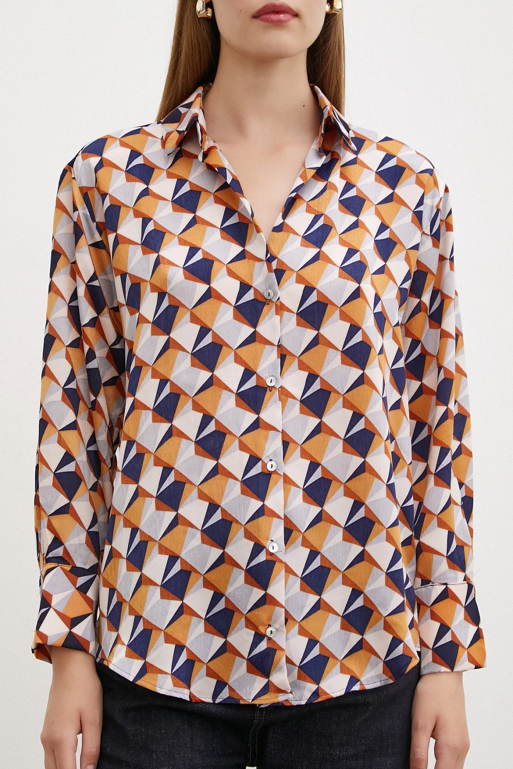 قميص حرير مطبوع باللون الأسود