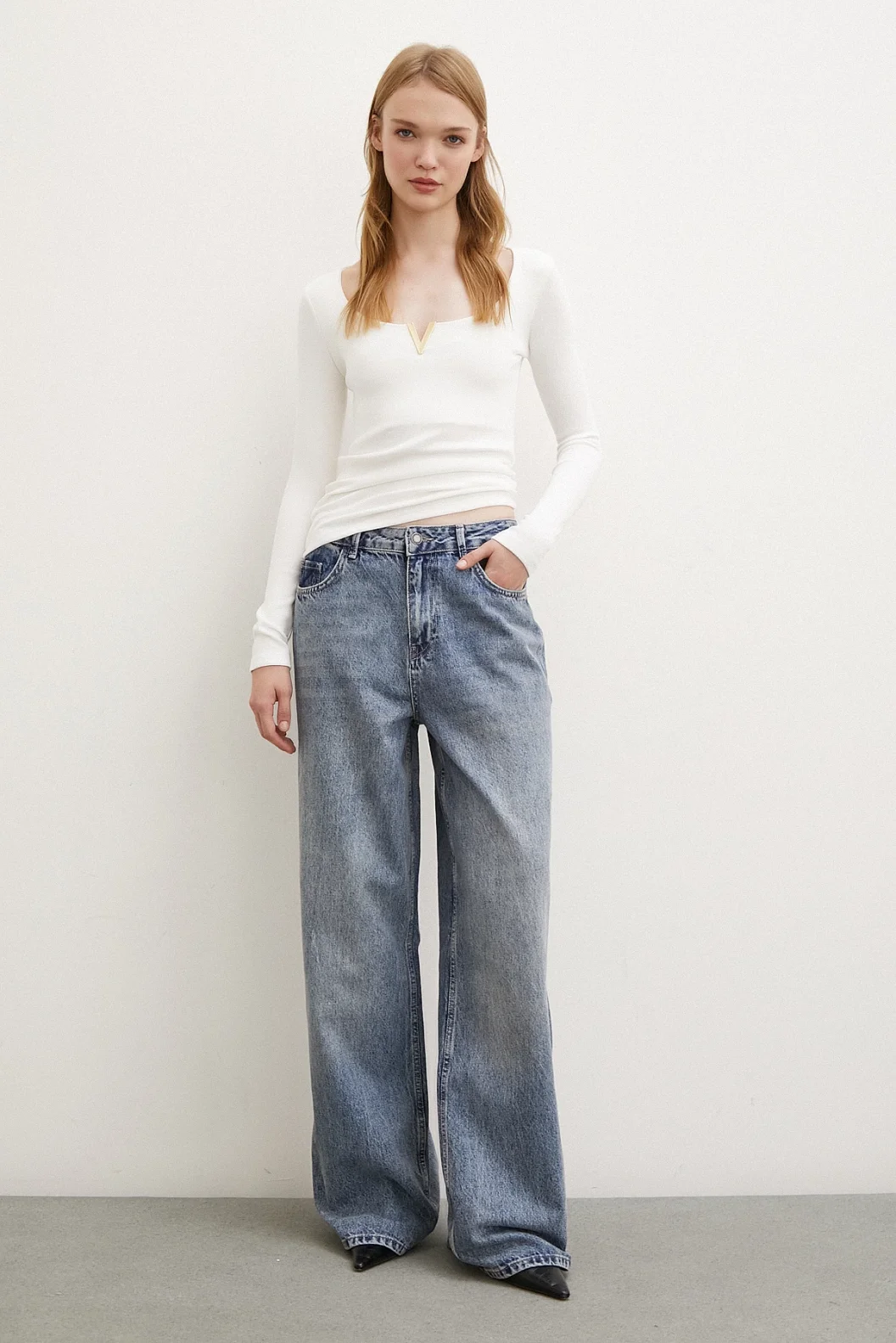 قميص أبيض بأكمام طويلة وعنق على شكل V