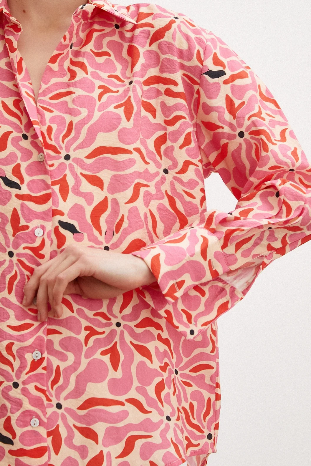 بلوزة منسوجة بنقشة زهور على شكل V باللون الفوشيا