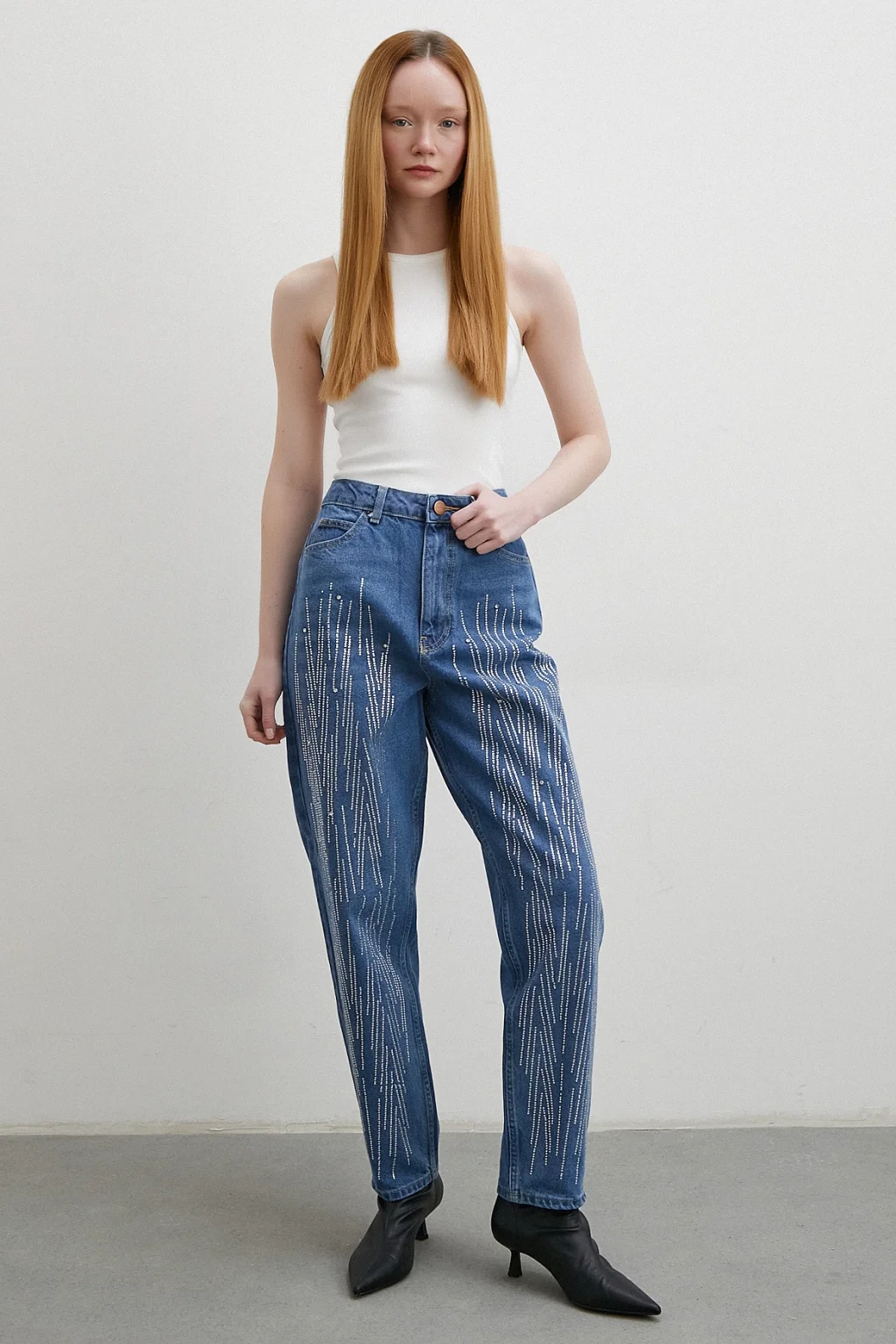 شورت جينز أنيق مطرز بالحجارة