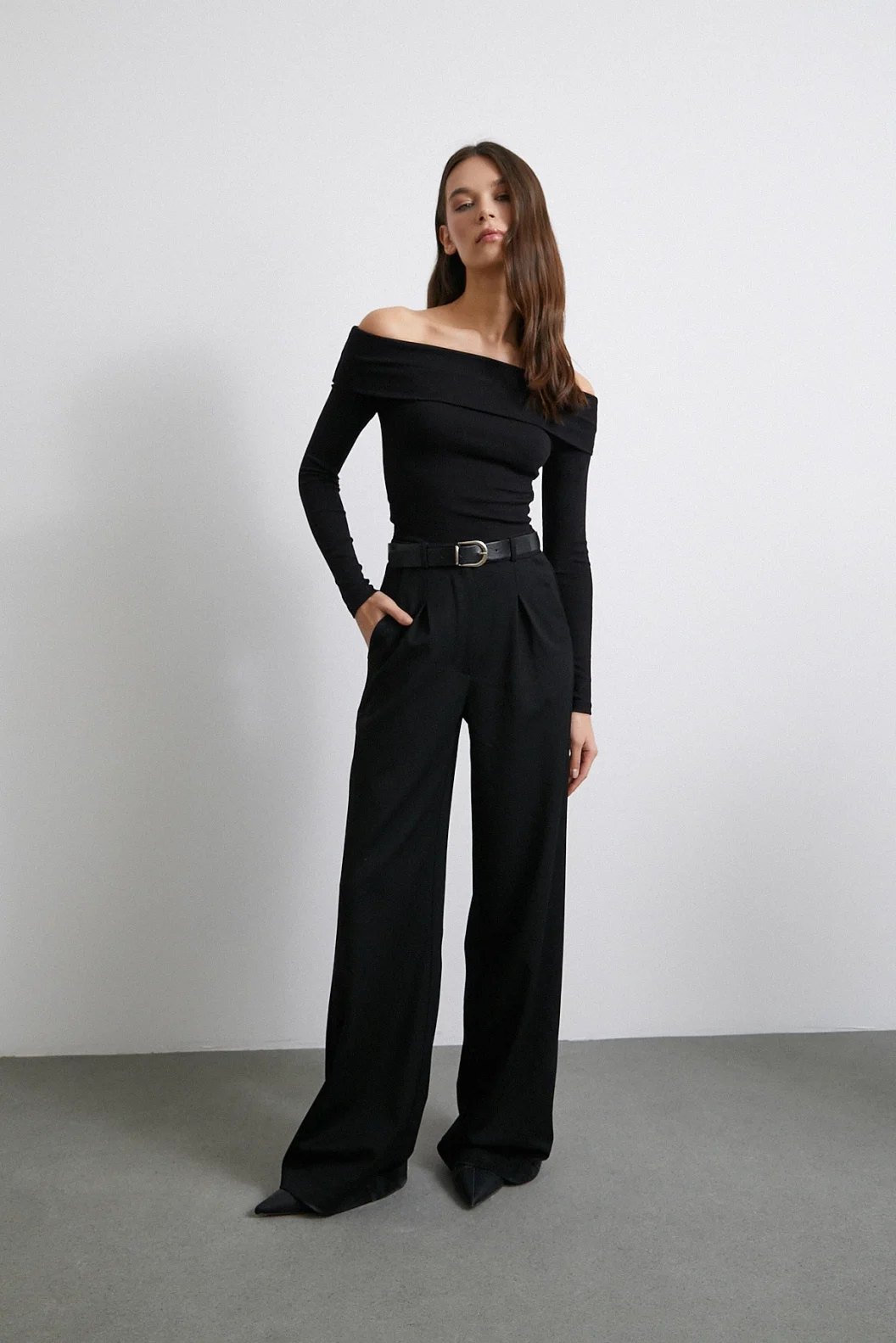 قميص أسود بتصميم كاميس الكتف المكشوف