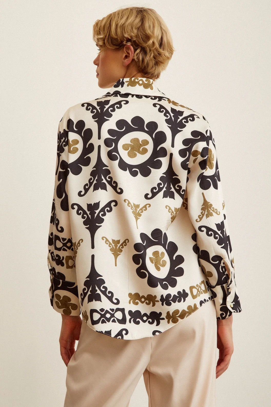 قميص حريري برقبة V مطبوعة باللون البيج