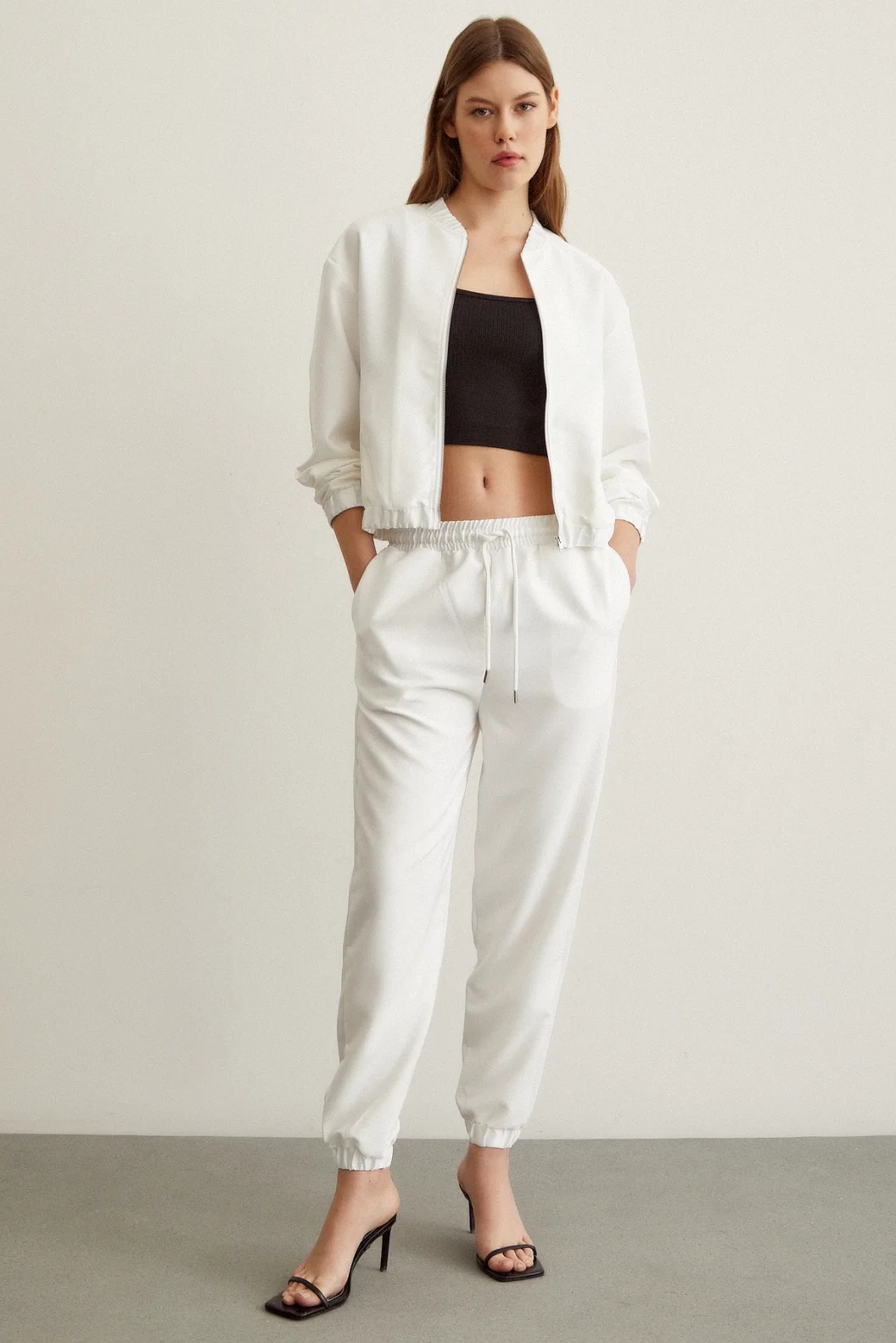 زي رياضي نسائي بقصة مريحة - أبيض