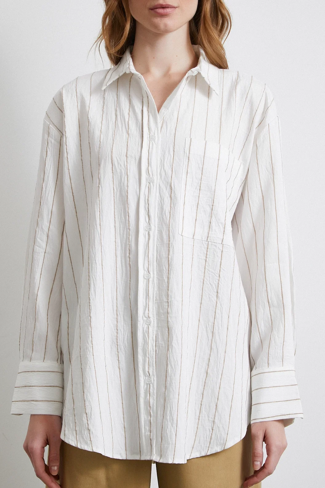 قميص مخطط بجيب بيج