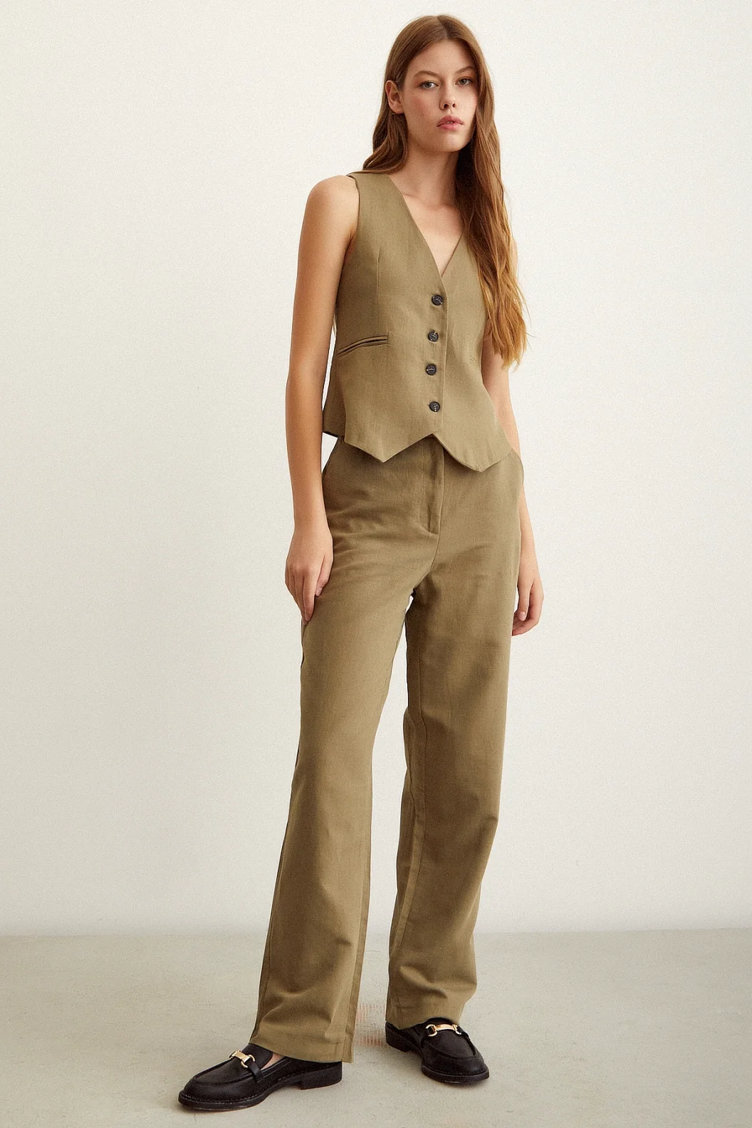 Hoch sitzende Leinenhose in Khaki