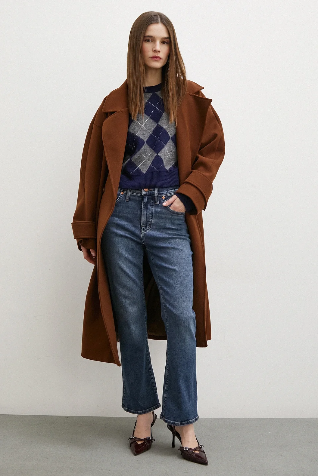 بنطلون جينز بطول الأنابيب الداكنة