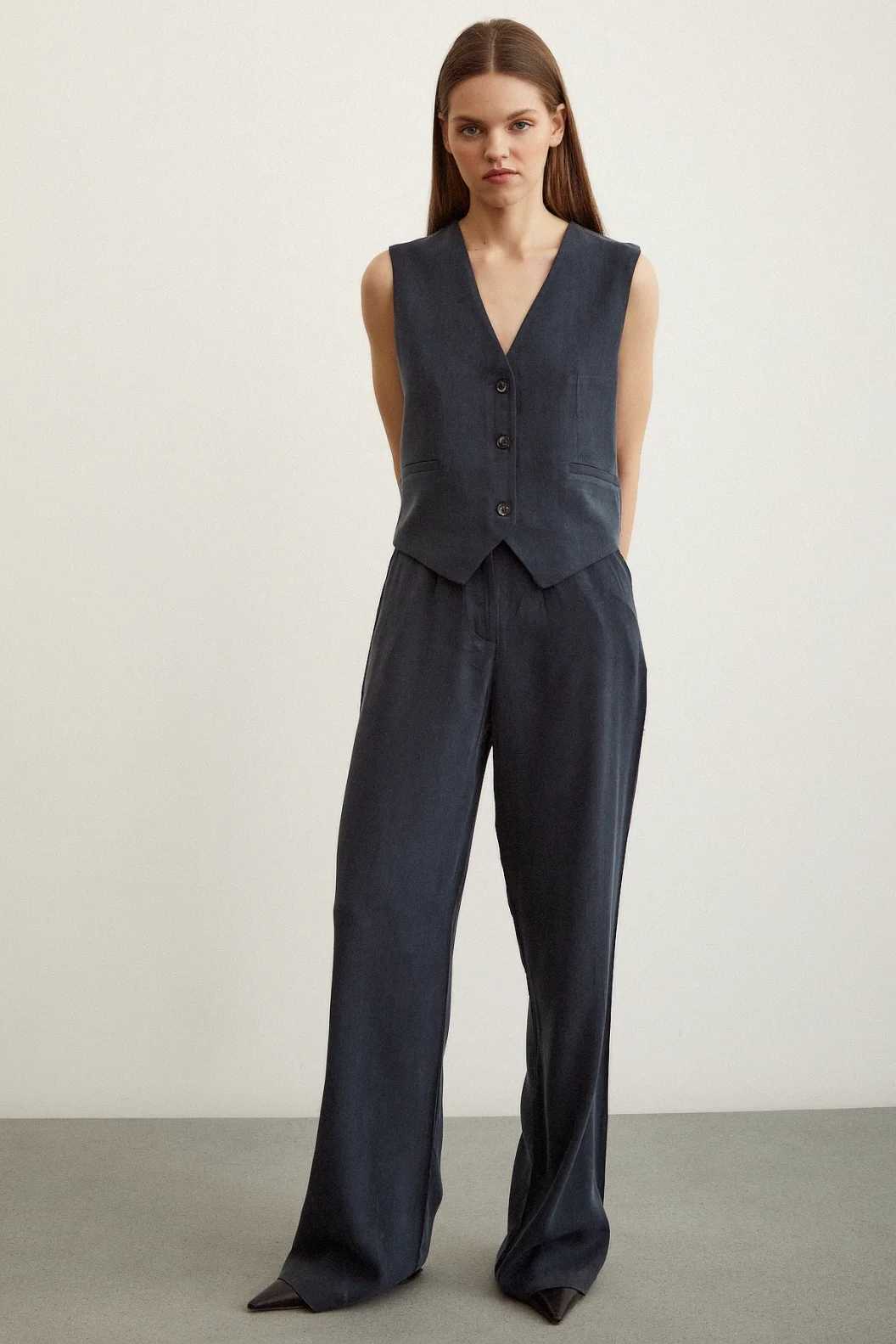 بنطال واسع الساق لونه أزرق داكن