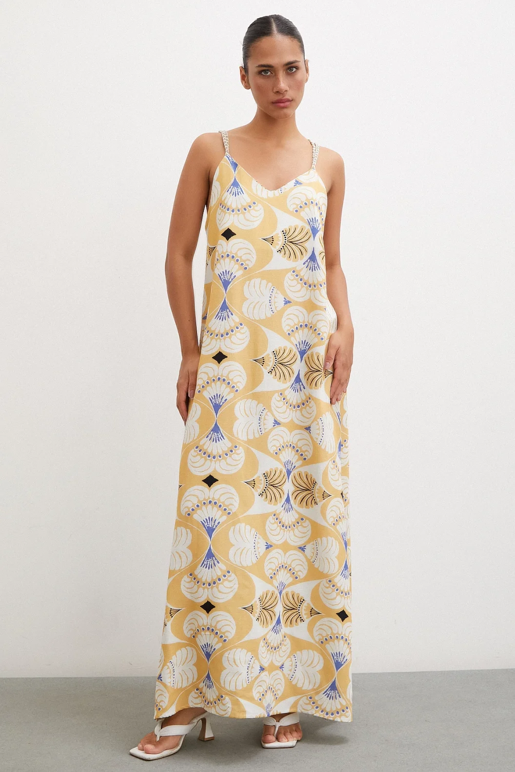 فستان بحمالات اللون الخردل