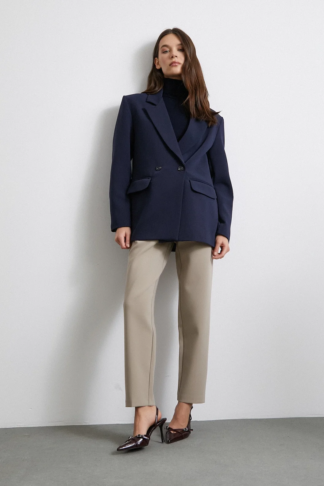 بنطال بخصر عالي وأرجل واسعة بلون الفيزون