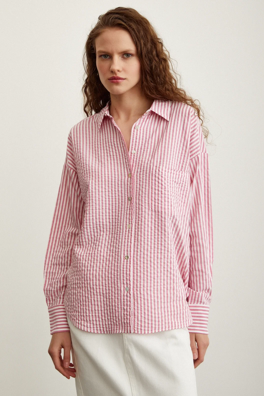 قميص مخطط باللون الوردي