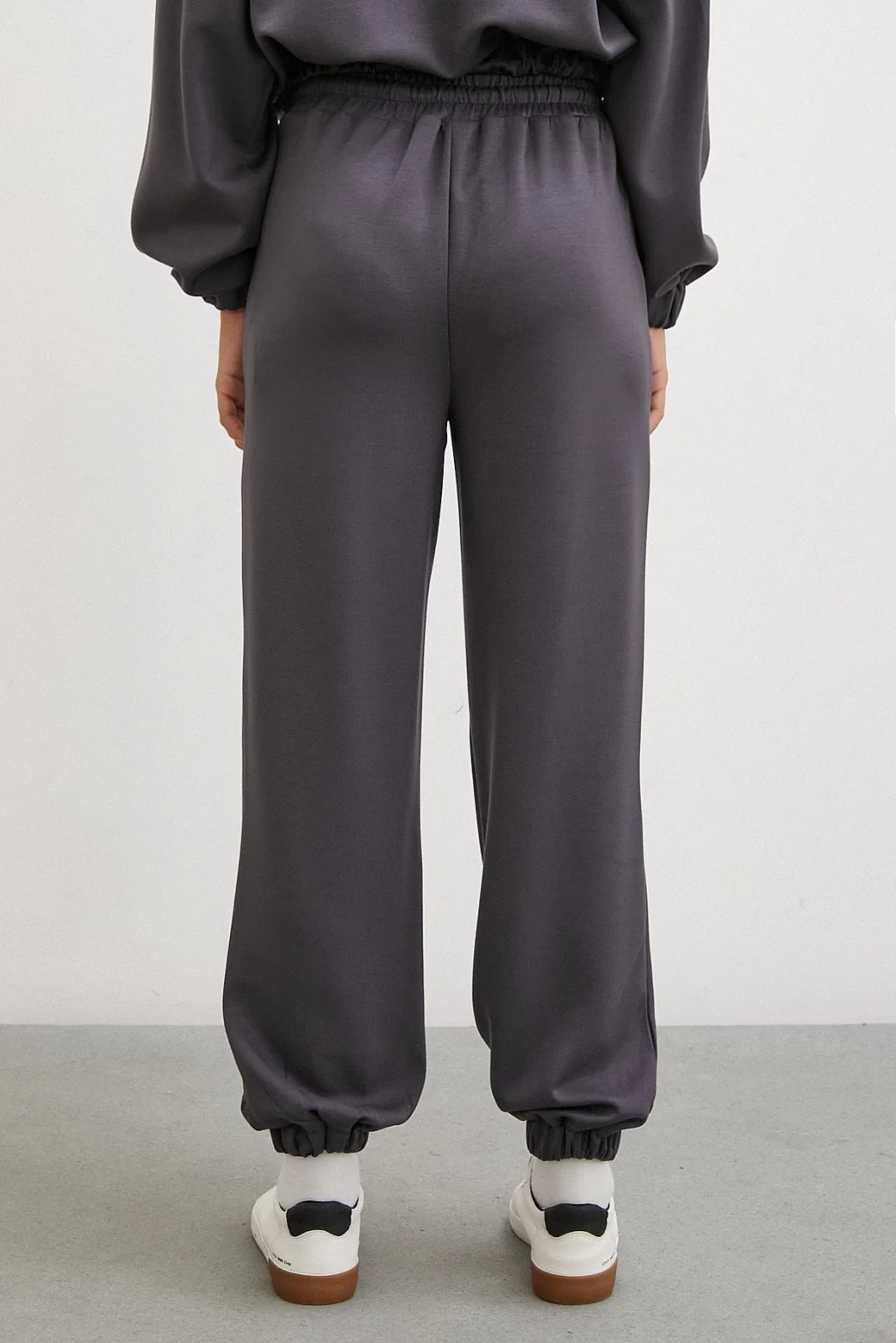 بنطلون رياضي بجيب مطاطي باللون البني