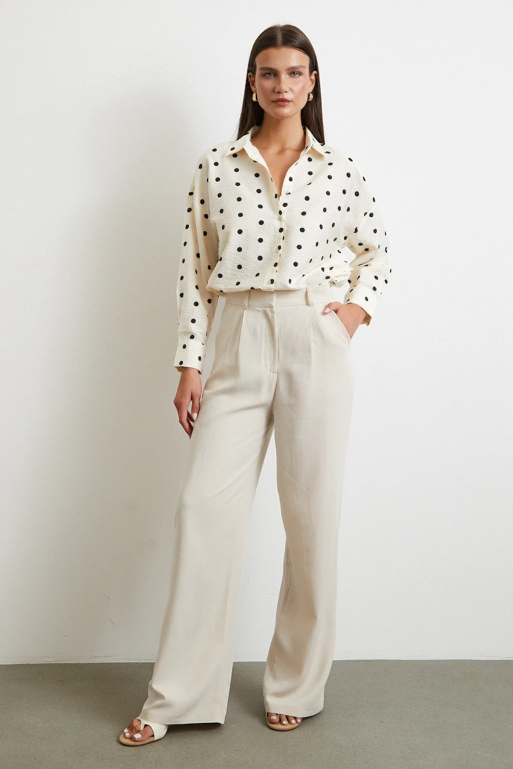 قميص كبير بنقاط سوداء