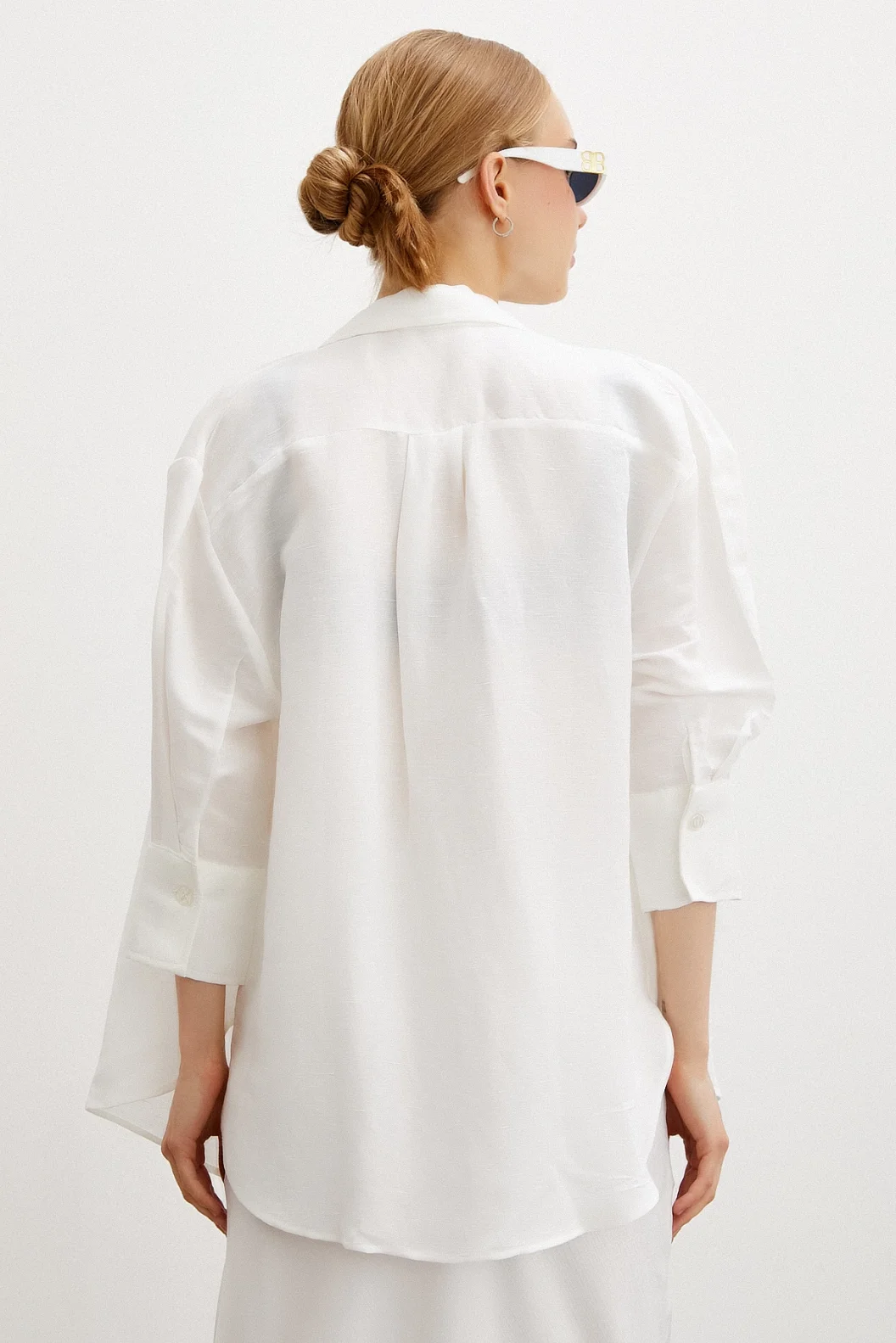 الكتان الأبيض قميص الكم الفقير