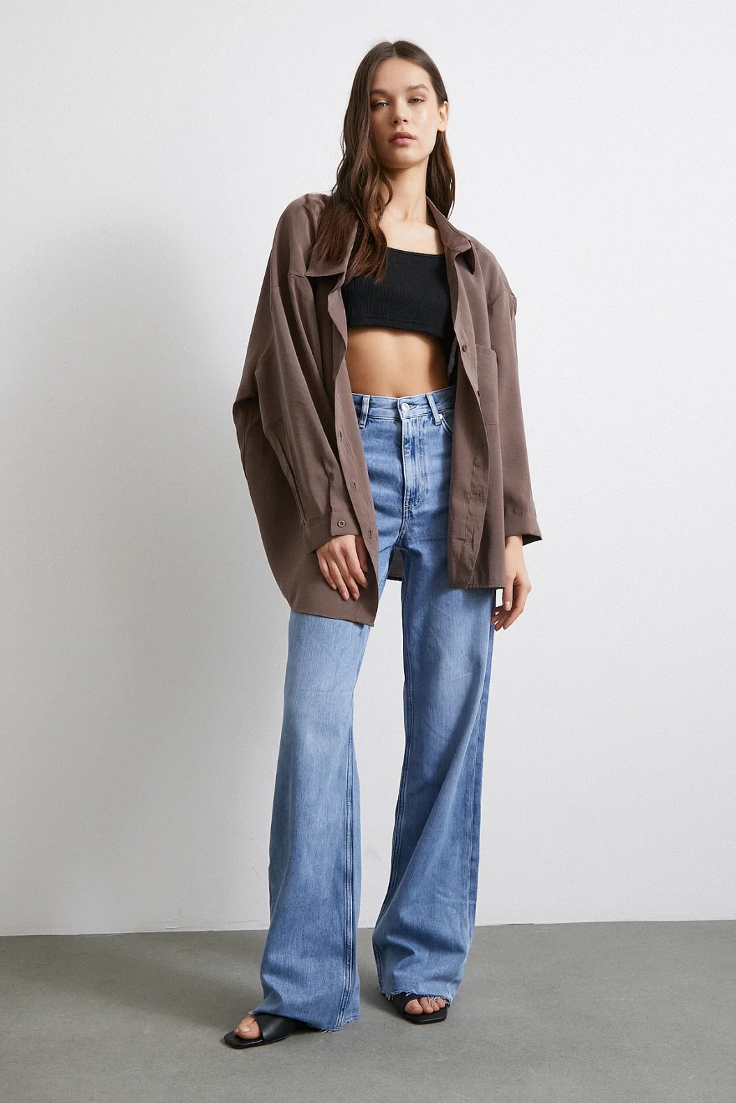 قميص مودال بجيب كبير بني