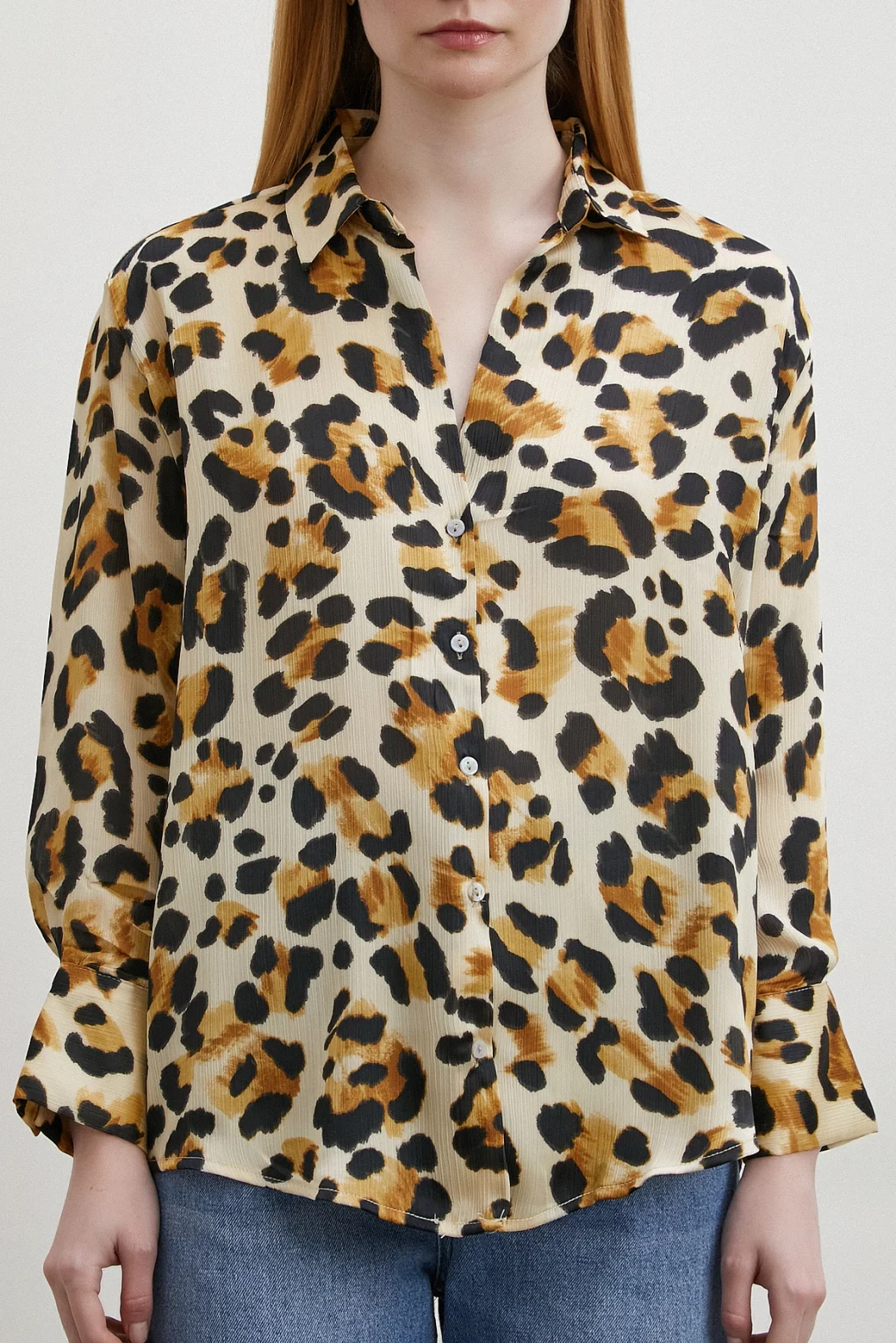 قميص بياقة V بنمط فهد بلون بيج