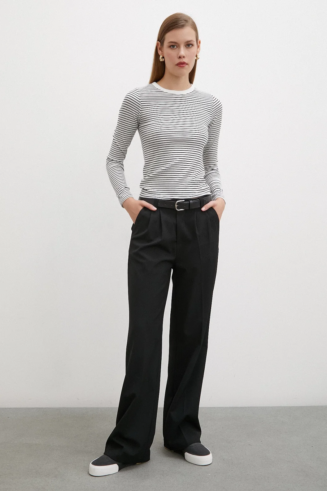 قميص نصف الرقبة بخطوط سميكة باللون الأبيض