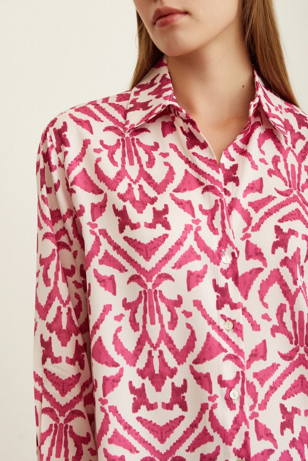 قميص حرير برقبة V مزين بنقوش وردية