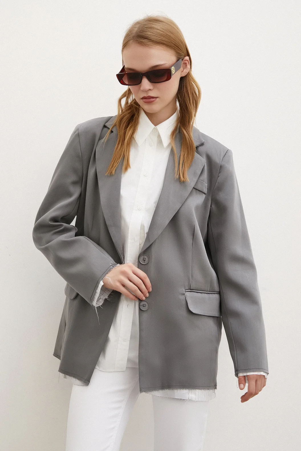 معطف بليزر بتفاصيل قصيرة وغطاء للهاتف الخليوي باللون الرمادي