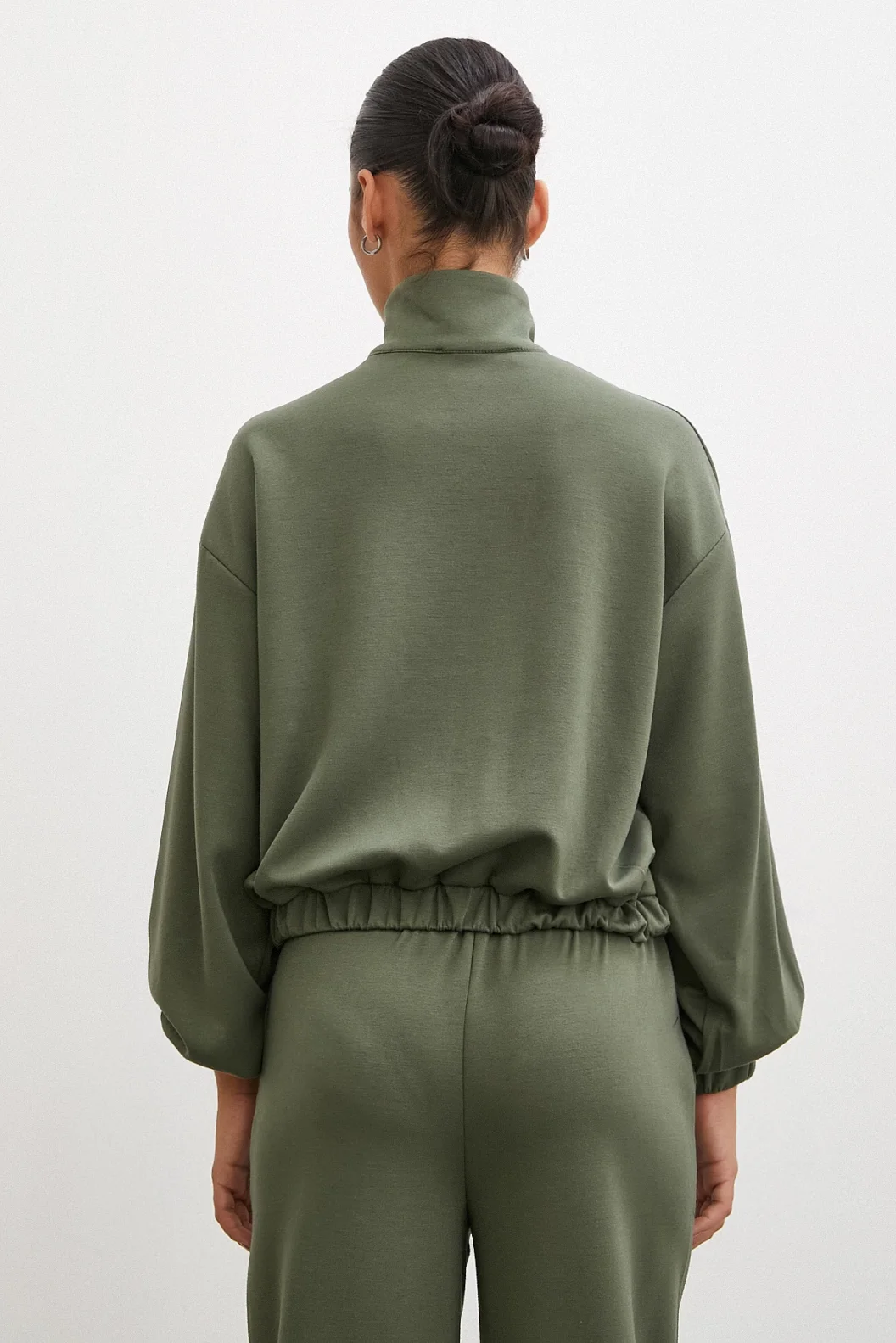 سويت شيرت بسحّاب اللون الأخضر الزيتون