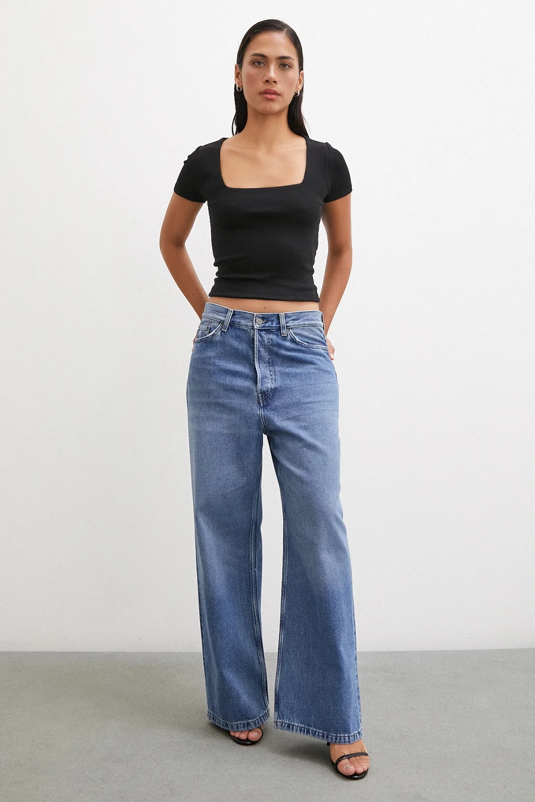 قميص تي شيرت بياقة مربعة أسود