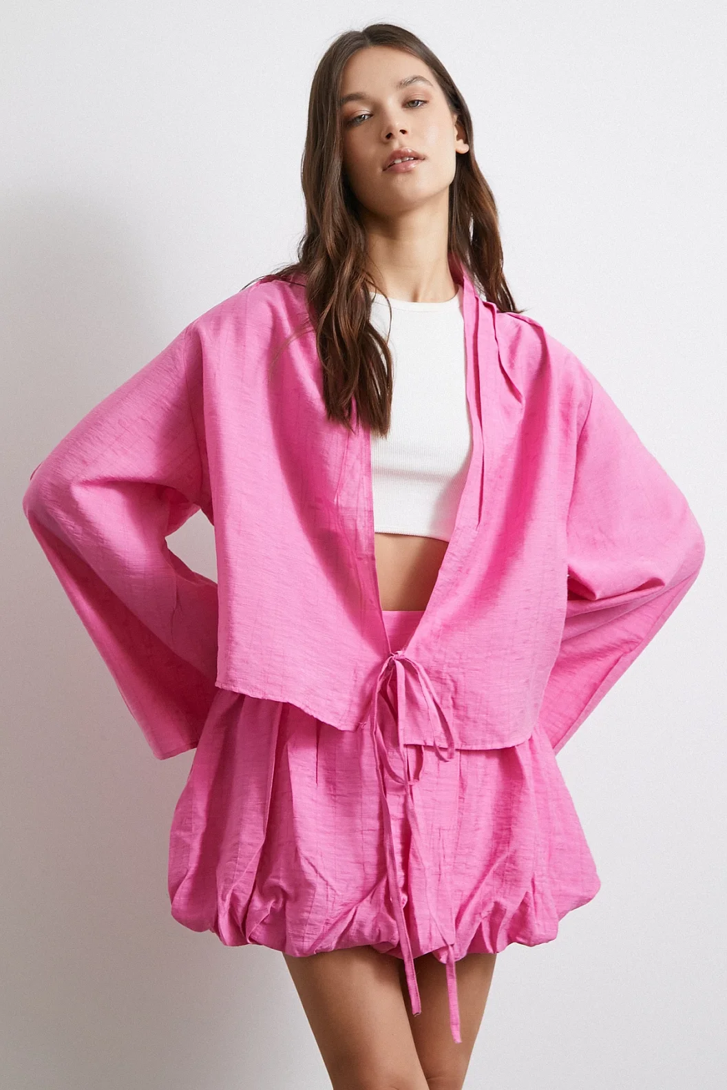 تنورة باللون الوردي المطبقة