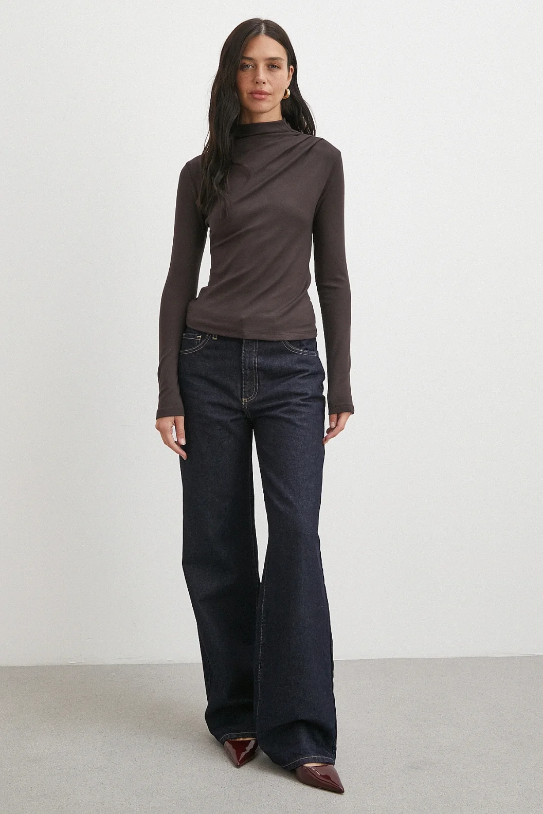 Omzu Pileli Boğazlı Bluz Kahve