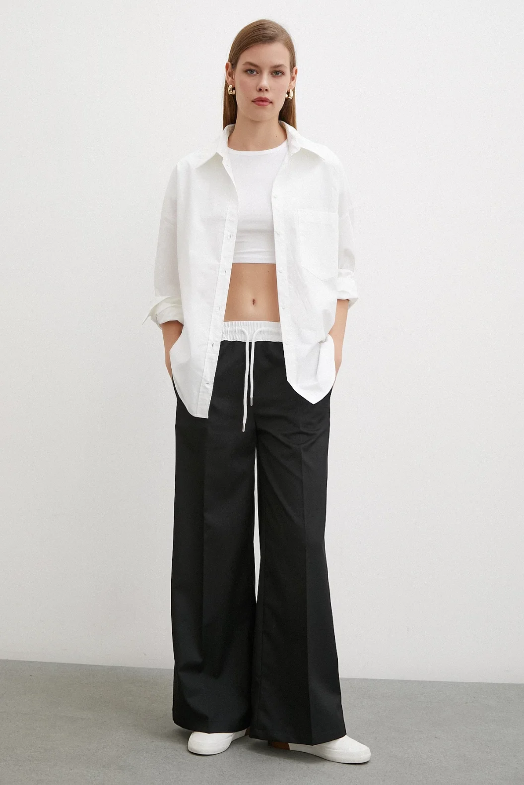 بنطلون أسود مع خصر مطاطي مطرز