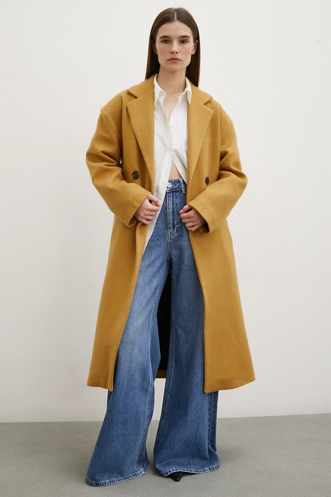 معطف صوفي متوسط ​​الحجم باللون البني