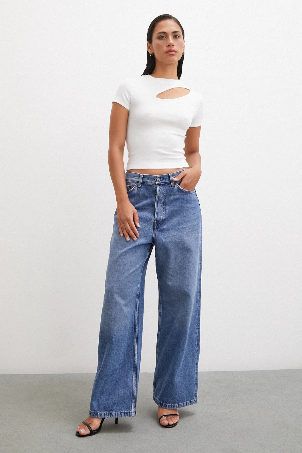 البلوزة البيضاء بدون أكمام