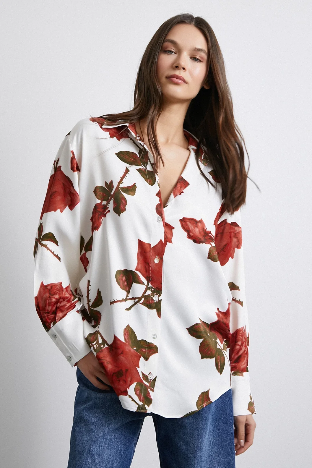 قميص حرير أبيض مزين بزهور الورد