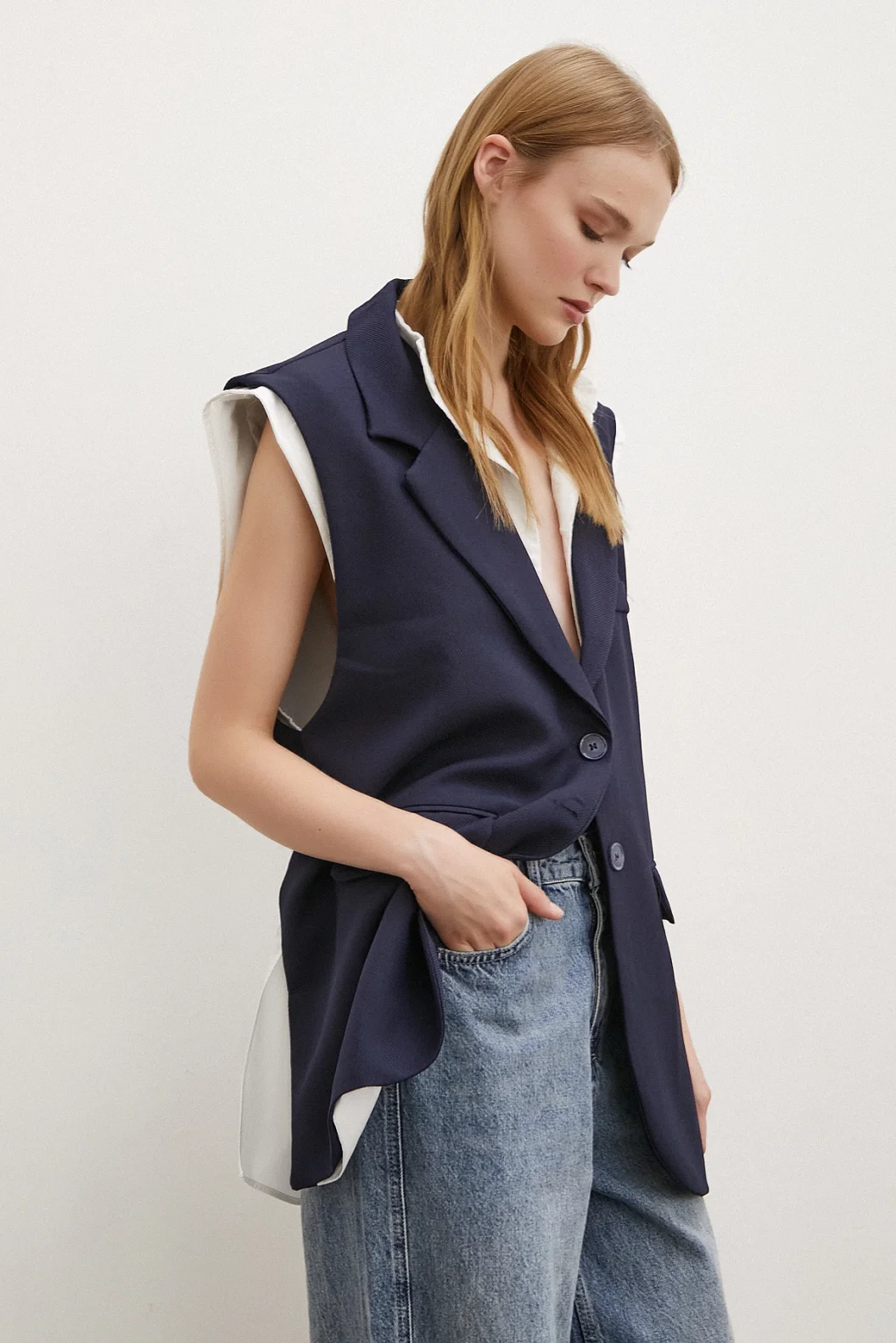 قميص بست نفسي مزين بياقة حاكمة لونه أزرق داكن