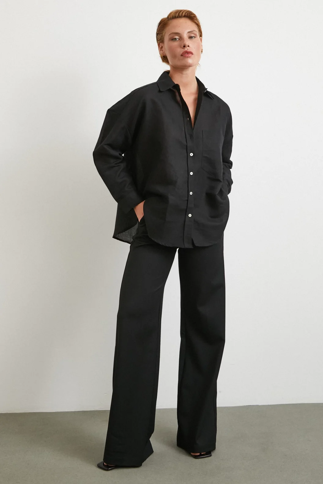 تي شيرت كتان فضفاض بجيوب كبيرة الحجم