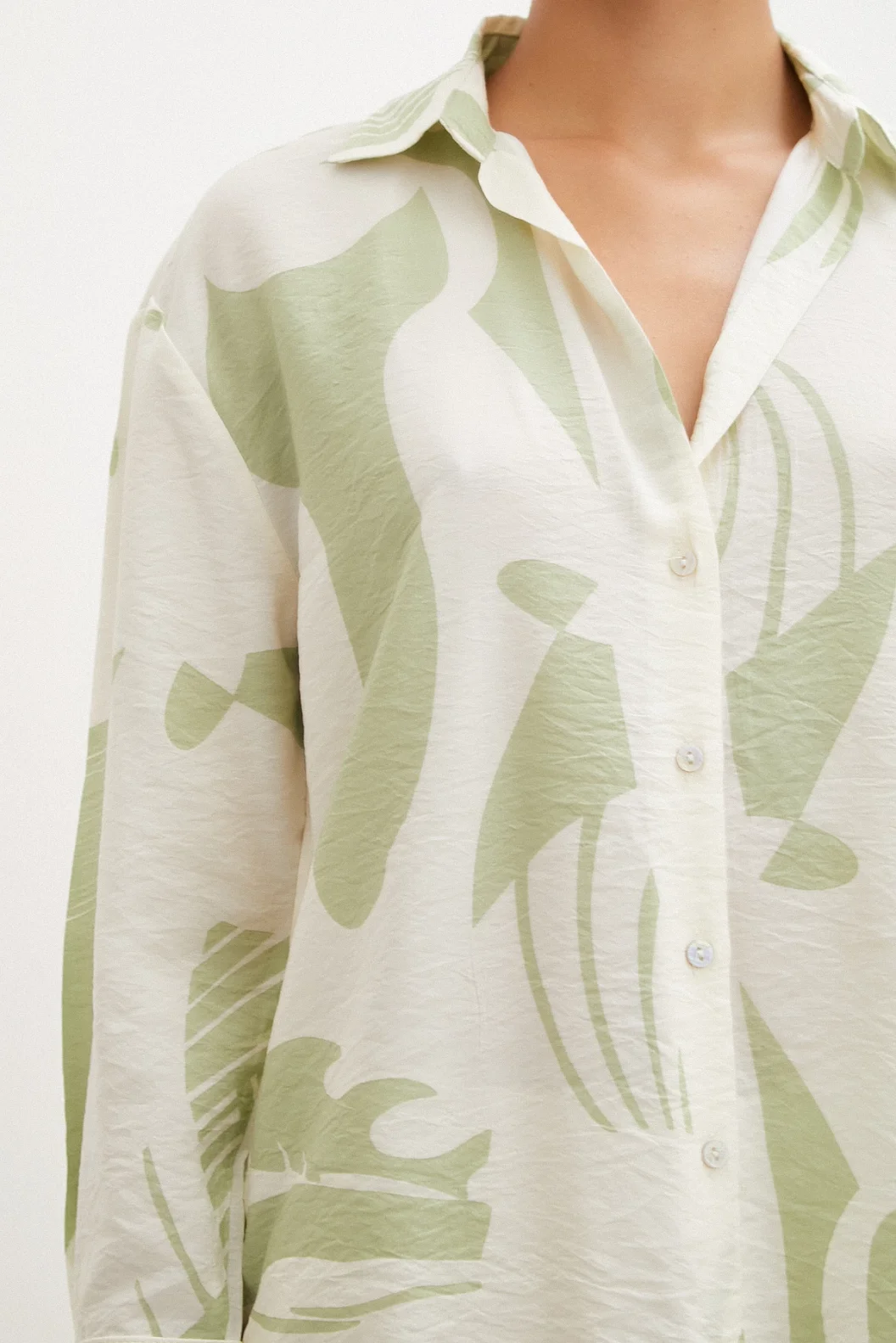 قميص مودال بياقة V أخضر