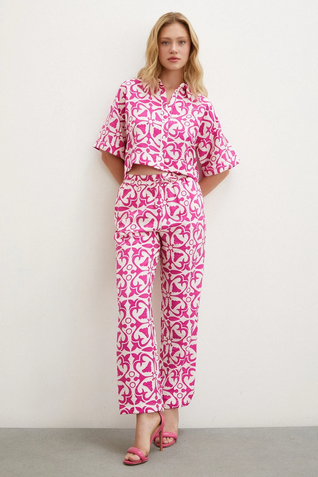 قميص قصير الأكمام باللون الوردي