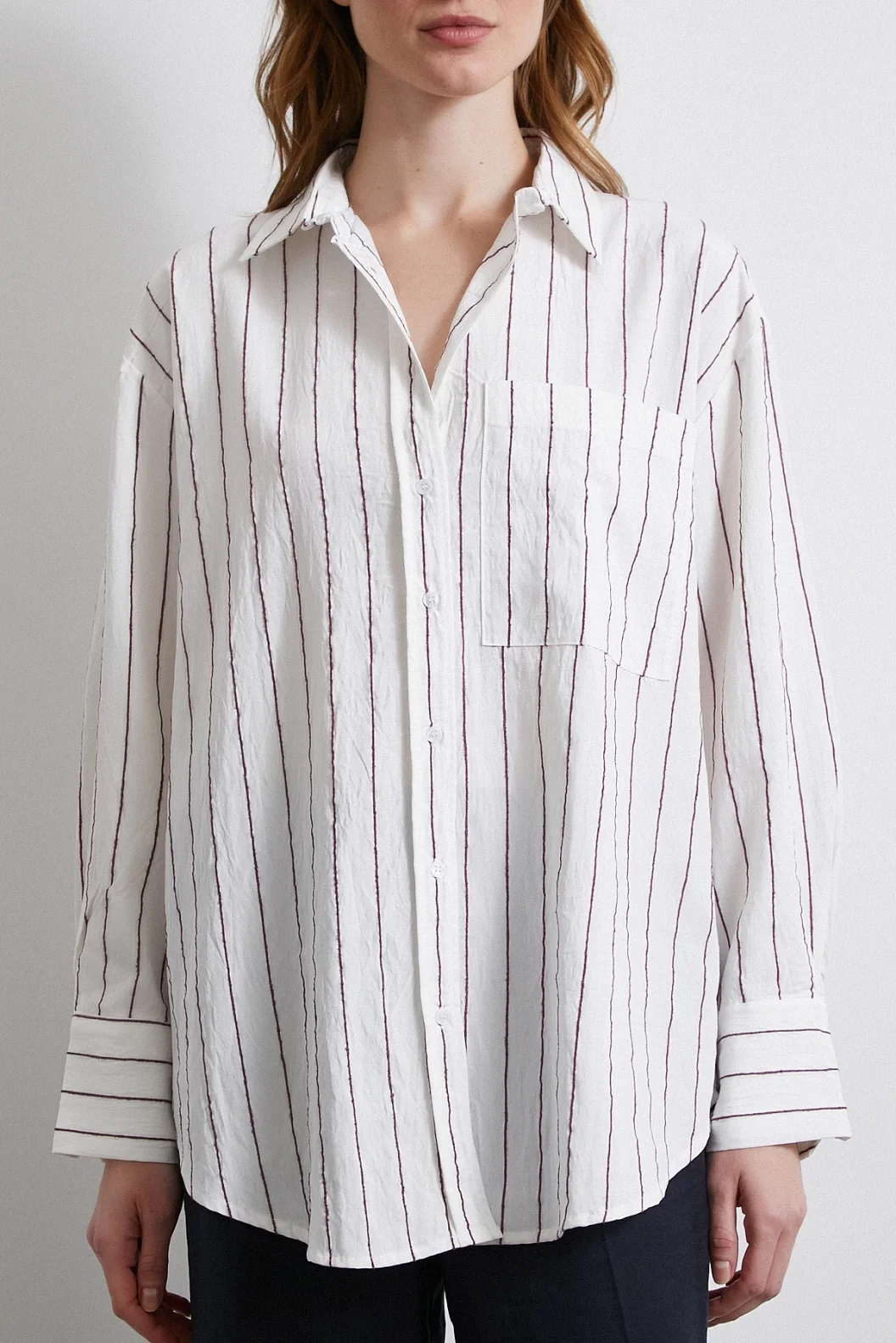 قميص مخطط بجيب واحد باللون الأحمر