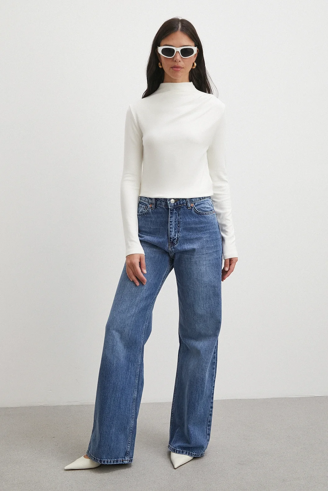 Omzu Pileli Boğazlı Bluz Beyaz