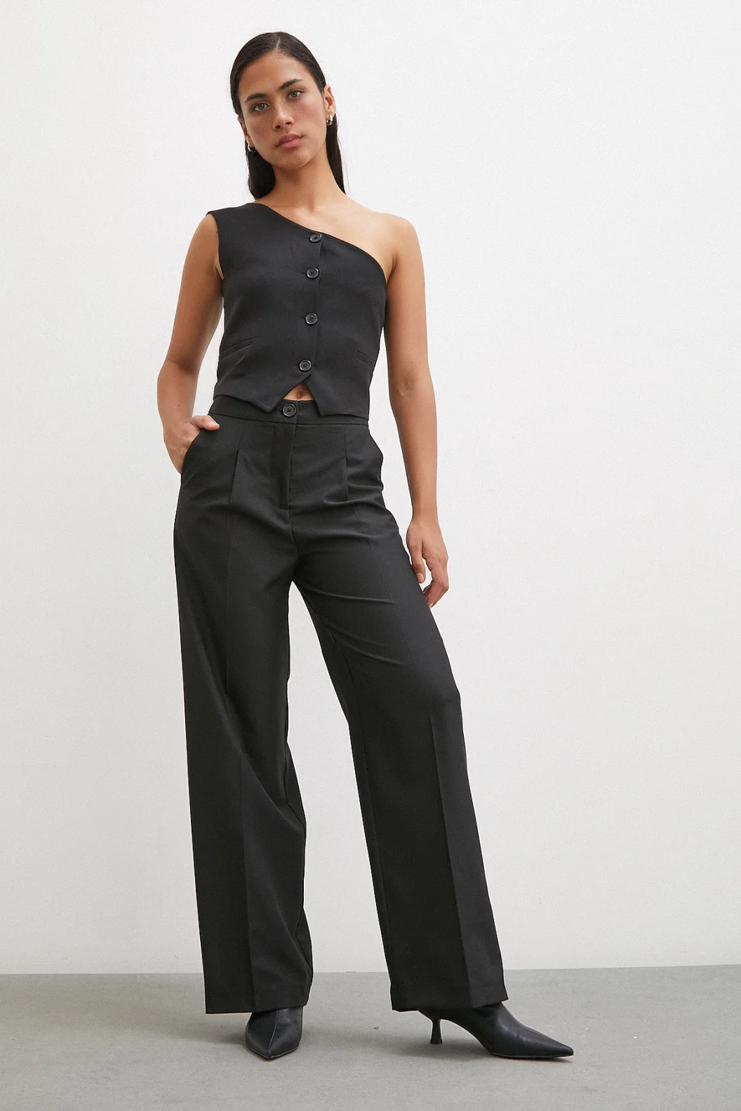 بنطلون بأساور باللون الأسود