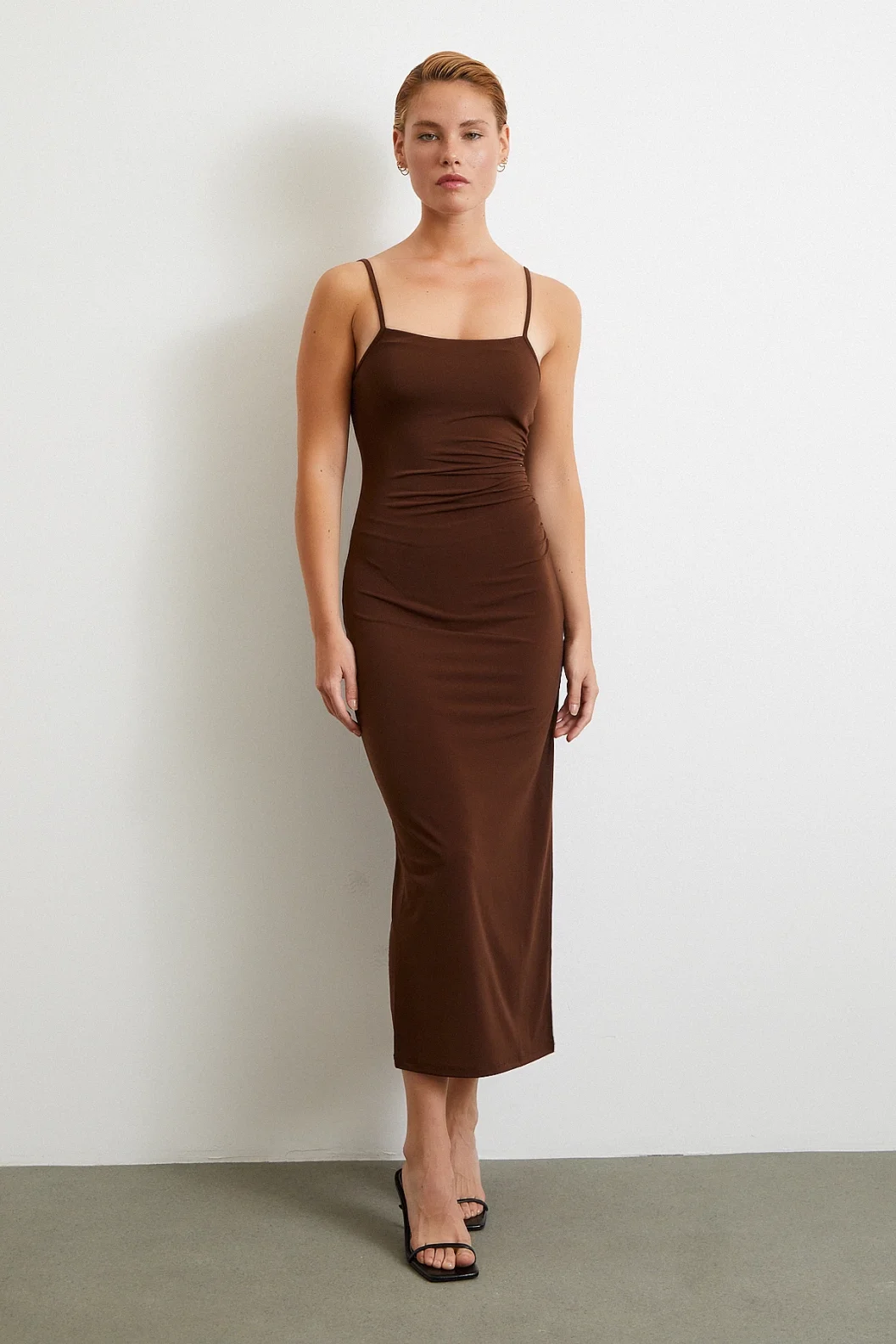 فستان بشريط مزموم بفتحة في اللون البني