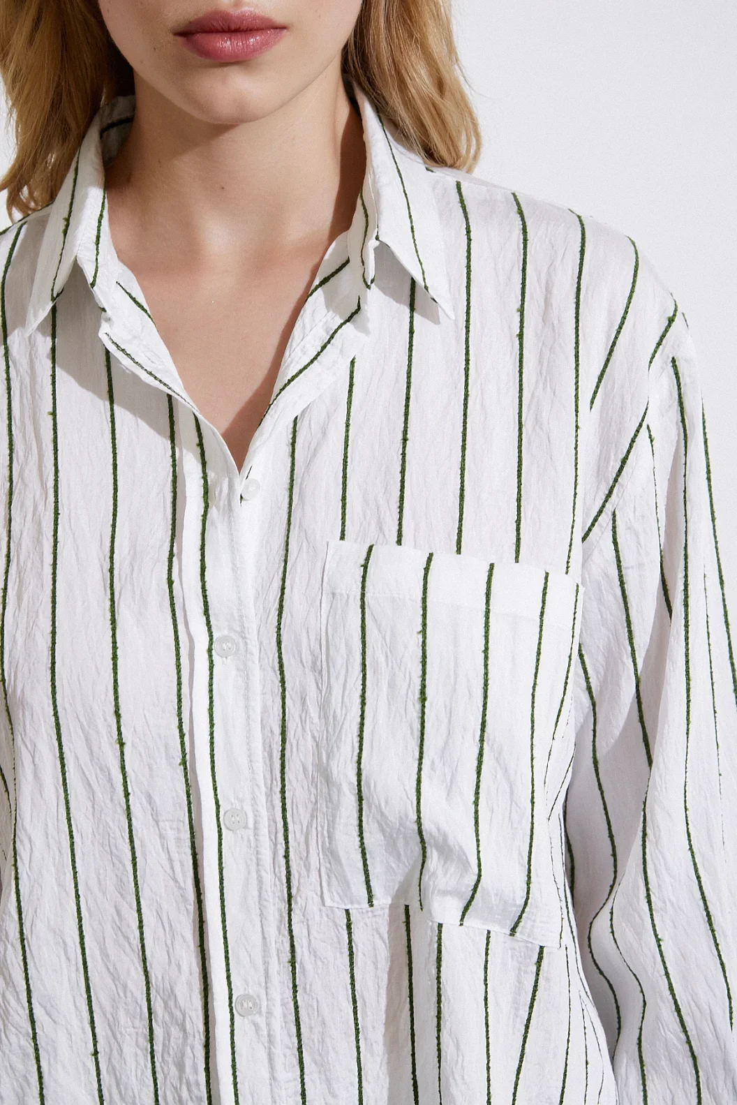 قميص بجيب مخطط أخضر