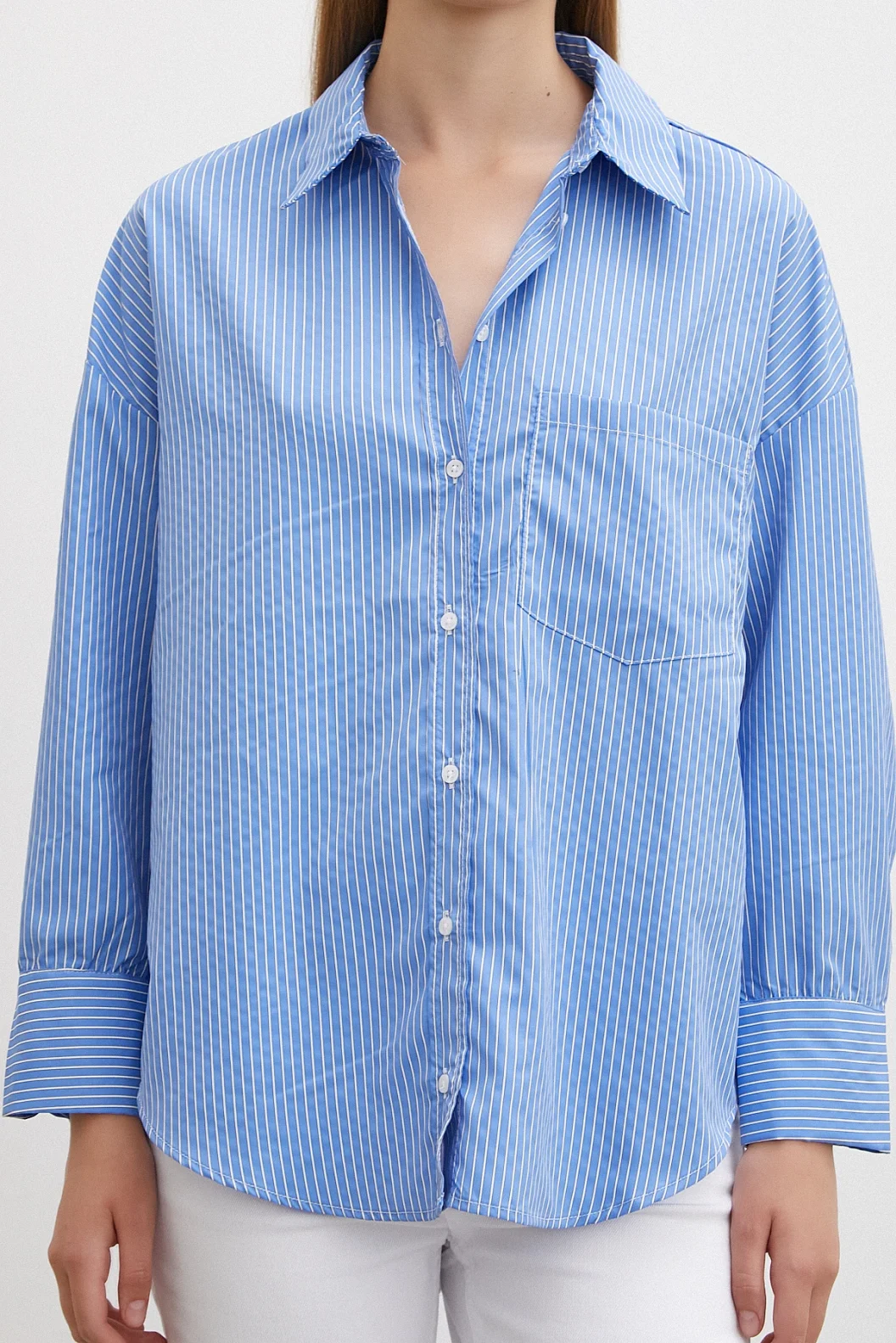 قميص مخطط رفيع الخطوط أزرق